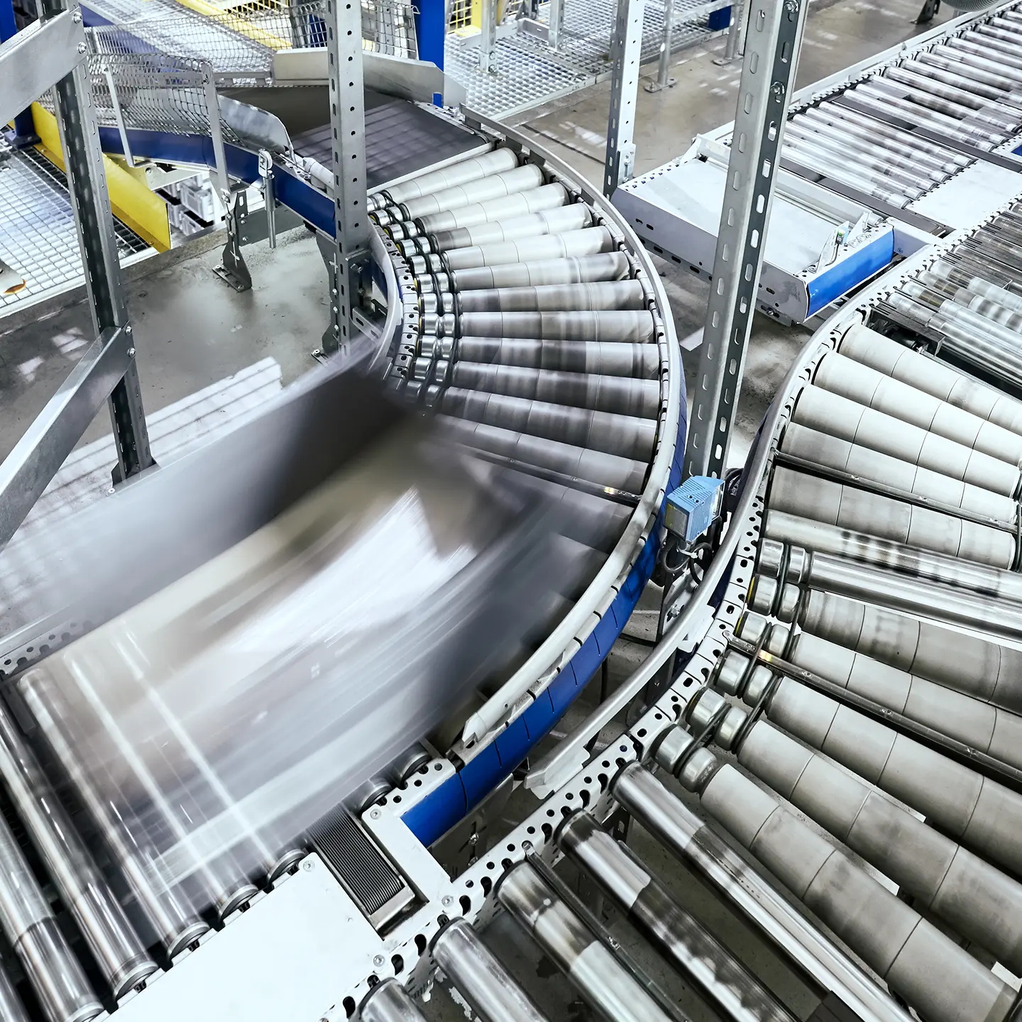 azienda produttiva con nastri trasportatori