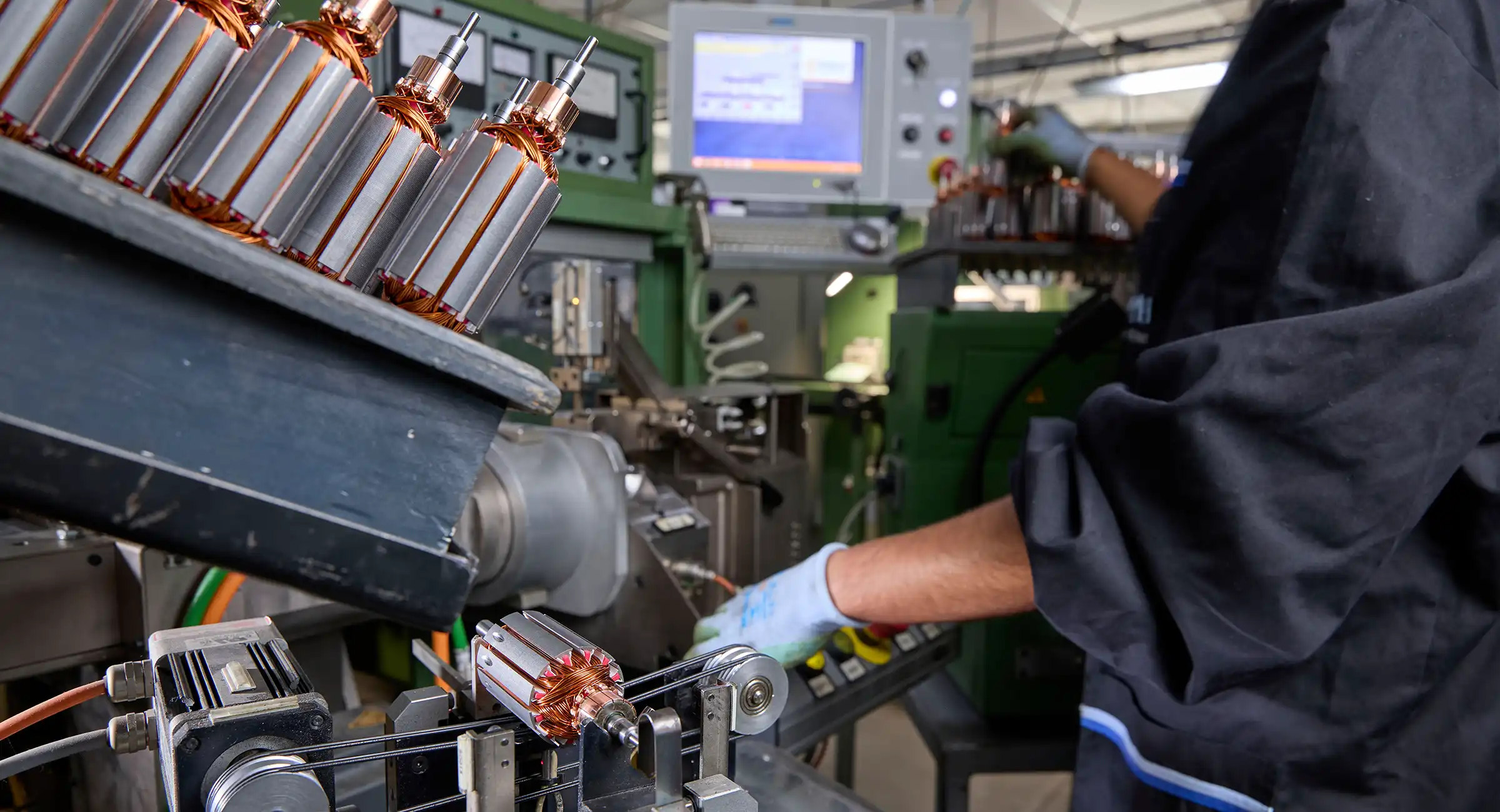 Macchina per la produzione e il controllo di elettromotori su misura